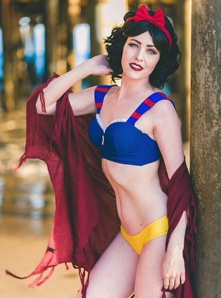 "E presero il sole felici e contente" con i bikini da principessa Disney