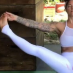 Si riprende mentre fa yoga durante le mestruazioni senza censura