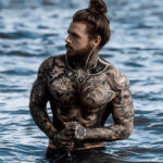 Da obeso a modello: le cicatrici da perdita di peso diventano tattoo