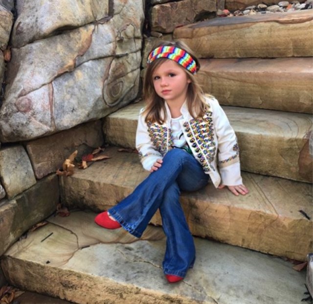 Baby miss, il trucco e le pose da donna delle bambine star dei social