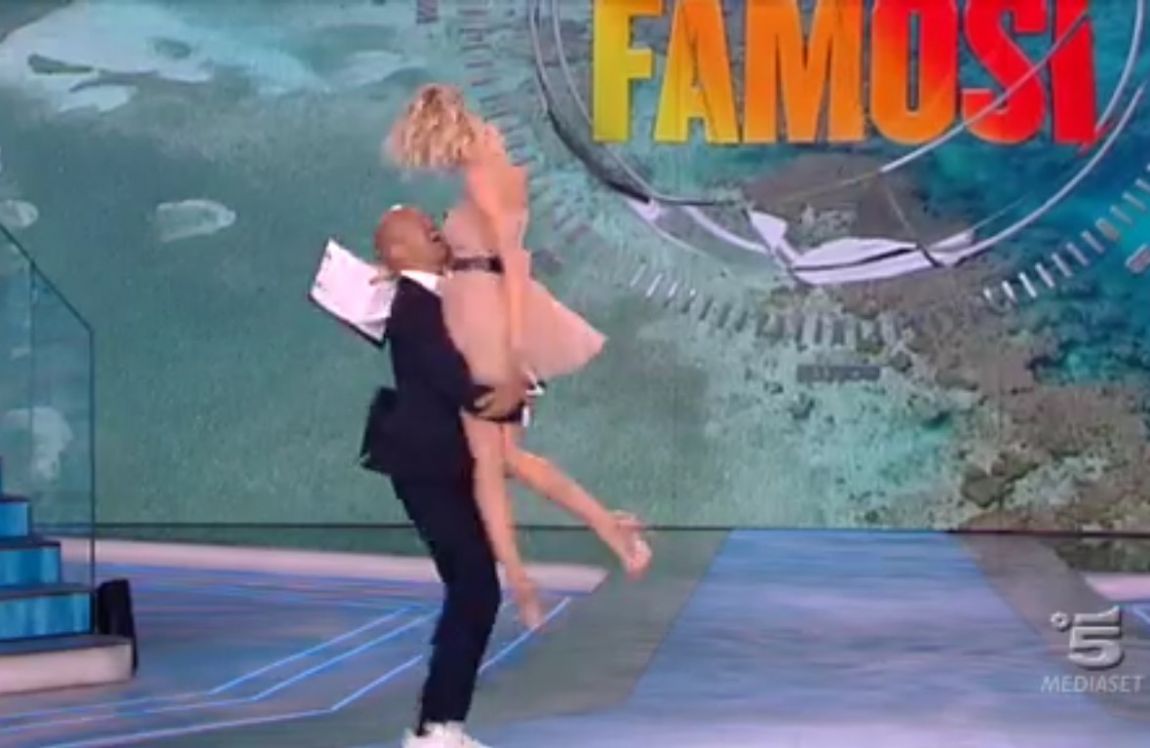Isola dei Famosi: il trionfo di Raz (e "bionda"), il "gelo" tra Bettarini-Mello