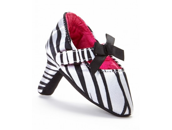 Scarpe con i tacchi per neonate: il baby glamour fa discutere
