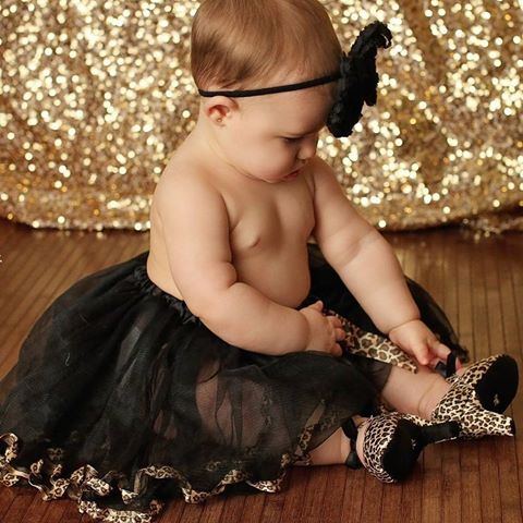 Scarpe con i tacchi per neonate: il baby glamour fa discutere