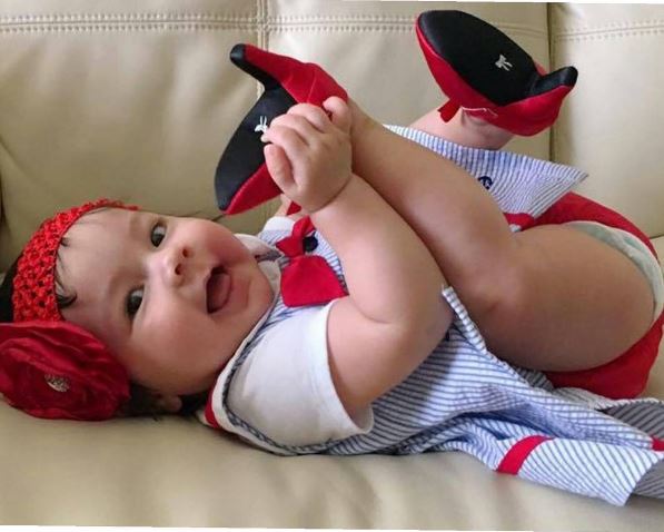 Scarpe con i tacchi per neonate: il baby glamour fa discutere
