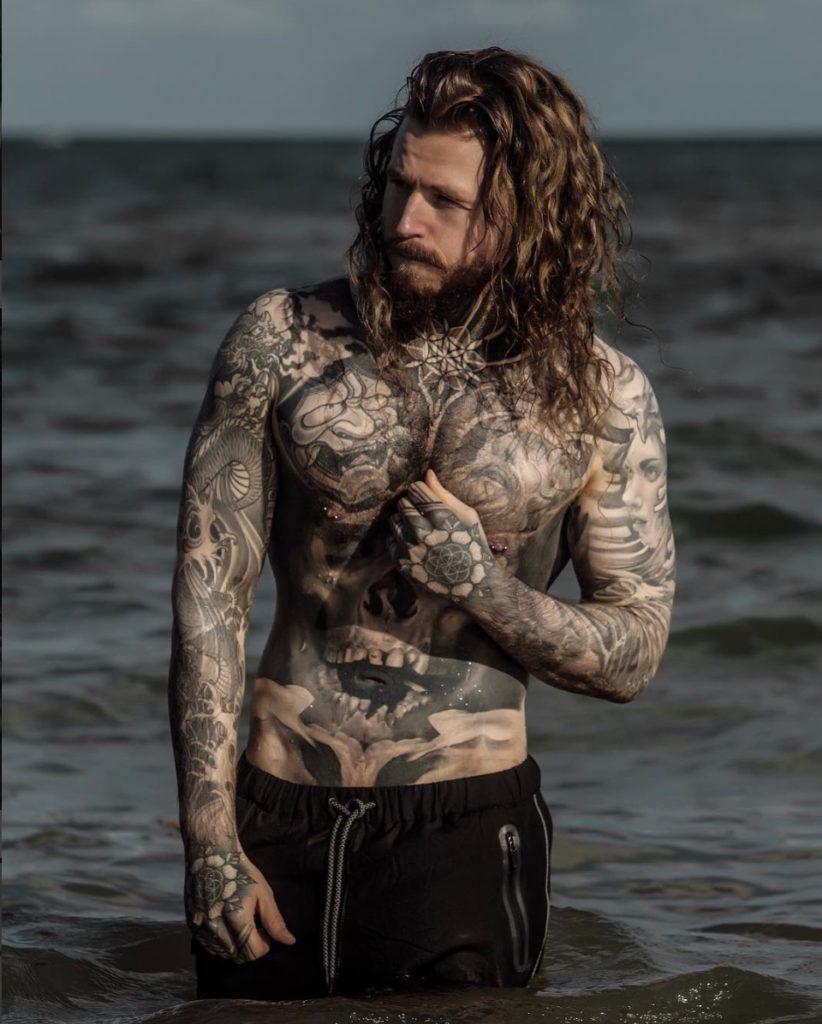 Da obeso a modello: le cicatrici da perdita di peso diventano tattoo