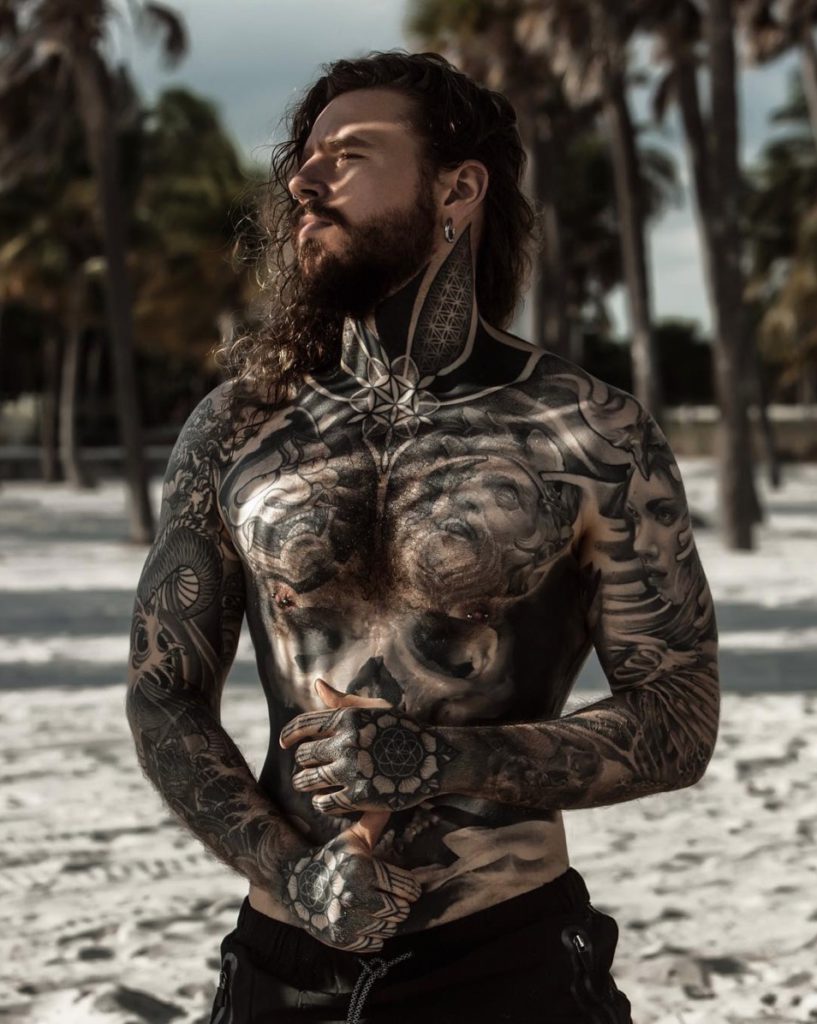 Da obeso a modello: le cicatrici da perdita di peso diventano tattoo