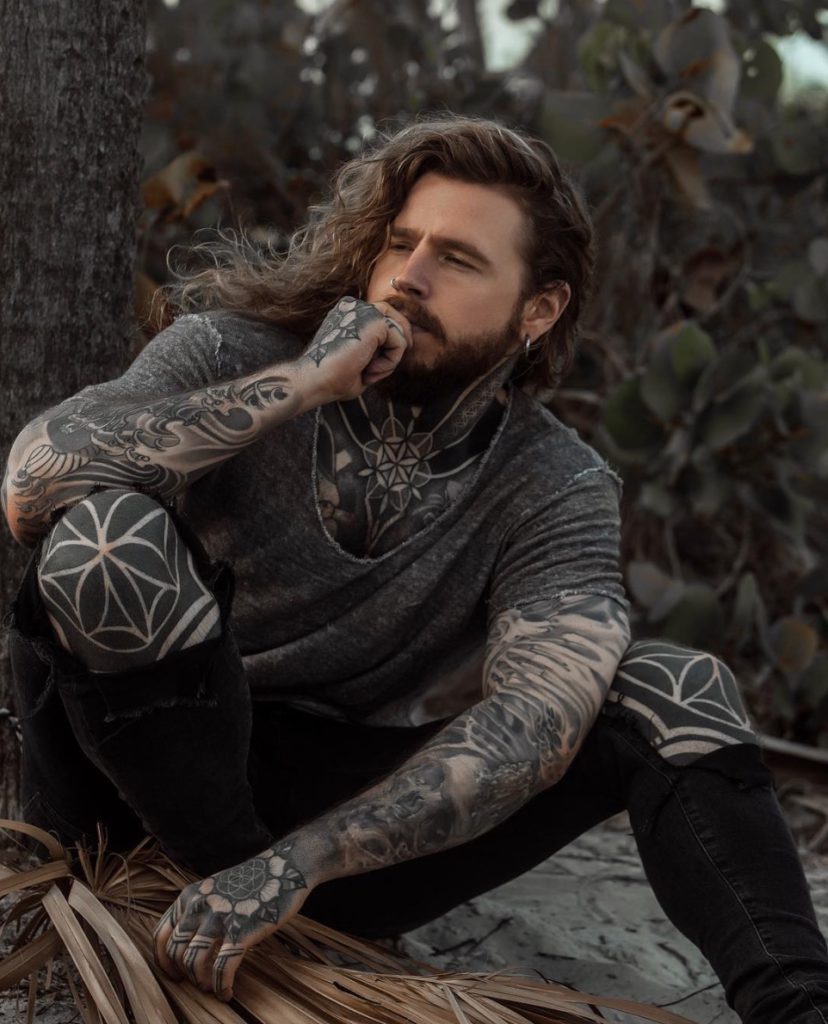 Da obeso a modello: le cicatrici da perdita di peso diventano tattoo