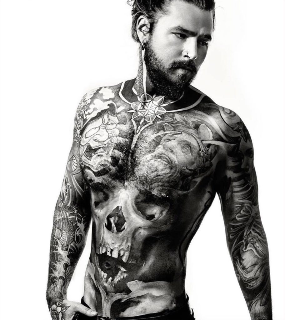Da obeso a modello: le cicatrici da perdita di peso diventano tattoo