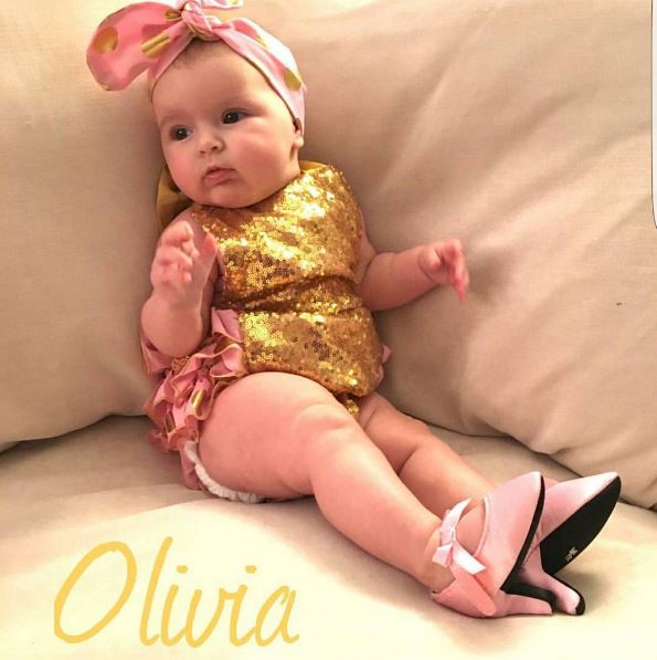 Scarpe con i tacchi per neonate: il baby glamour fa discutere