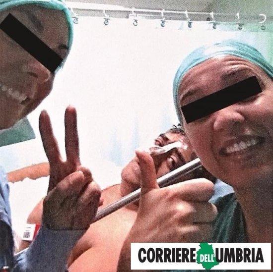 Tra sangue e morte, gli agghiaccianti selfie dei medici: "Ora basta!"