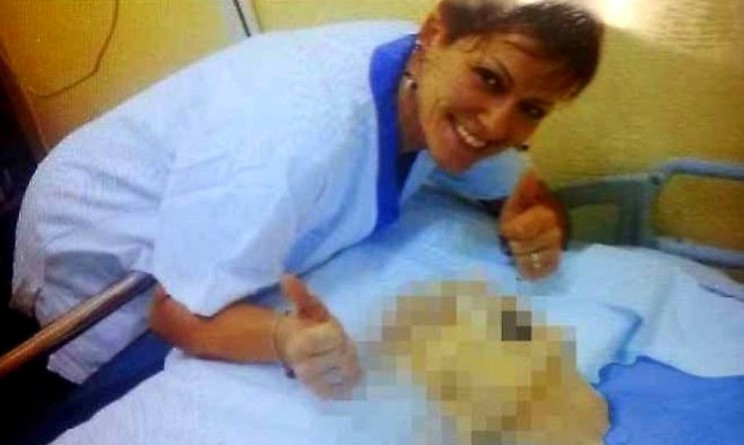 Tra sangue e morte, gli agghiaccianti selfie dei medici: "Ora basta!"