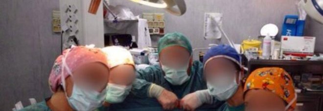 Tra sangue e morte, gli agghiaccianti selfie dei medici: "Ora basta!"
