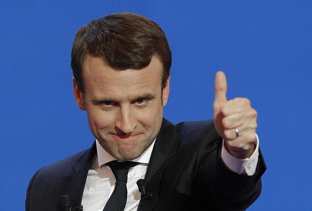 Quando Macron a 17 anni disse alla 40enne Brigitte "Ti sposerò". E lo ha fatto