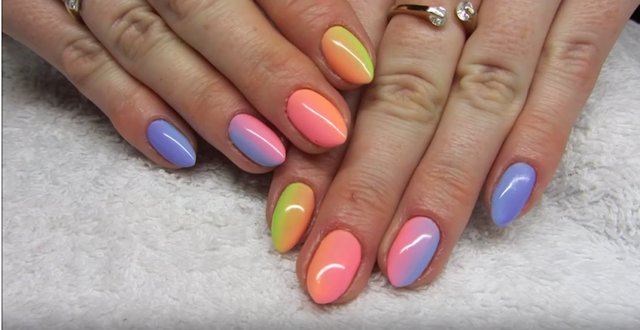 Ombré nails: 10 idee dai social e come realizzarle