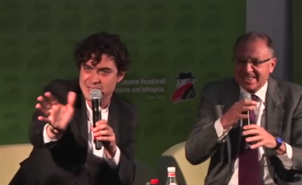 Quella foto di Emma Marrone e Riccardo Scamarcio: nascita di un amore?