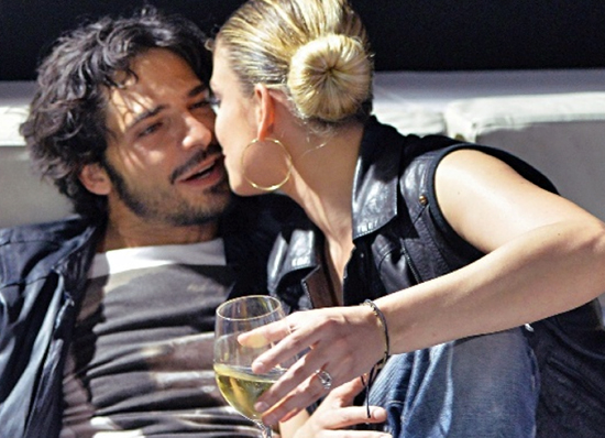 Quella foto di Emma Marrone e Riccardo Scamarcio: nascita di un amore?