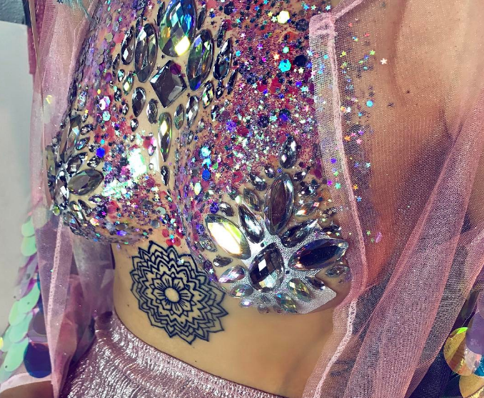 Glitter Tits: perché indossare un reggiseno quando puoi mettere i glitter