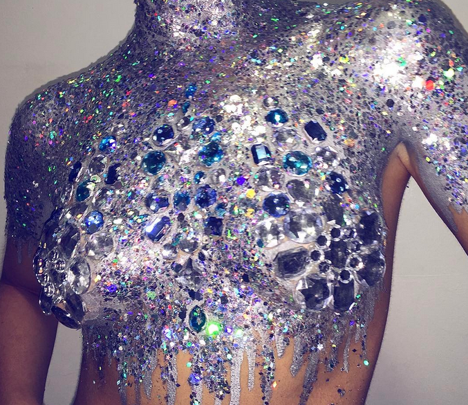 Glitter Tits: perché indossare un reggiseno quando puoi mettere i glitter