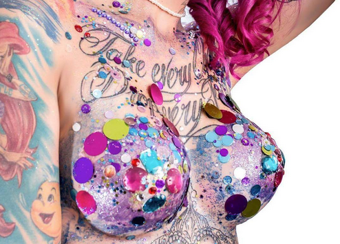 Glitter Tits: perché indossare un reggiseno quando puoi mettere i glitter