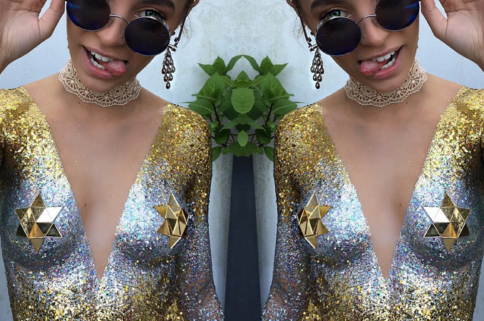 Glitter Tits: perché indossare un reggiseno quando puoi mettere i glitter