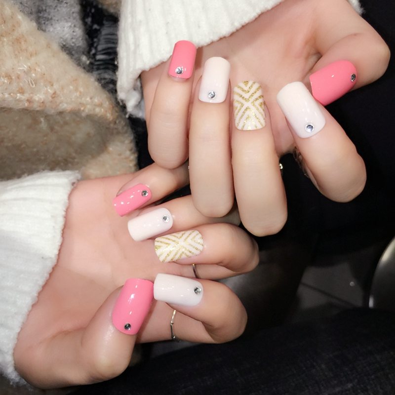 Sono tornate le unghie quadrate e queste sono le nail art più belle