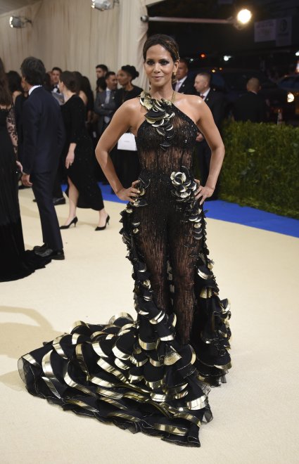 Met Gala, dall'abito con 85mila cristalli al nuovo amore di Selena Gomez