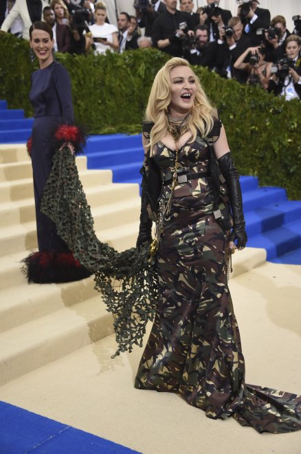 Met Gala, dall'abito con 85mila cristalli al nuovo amore di Selena Gomez