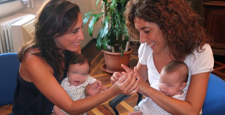 Coppie gay con figli, vip e non solo: quando ci sono due mamme o due papà