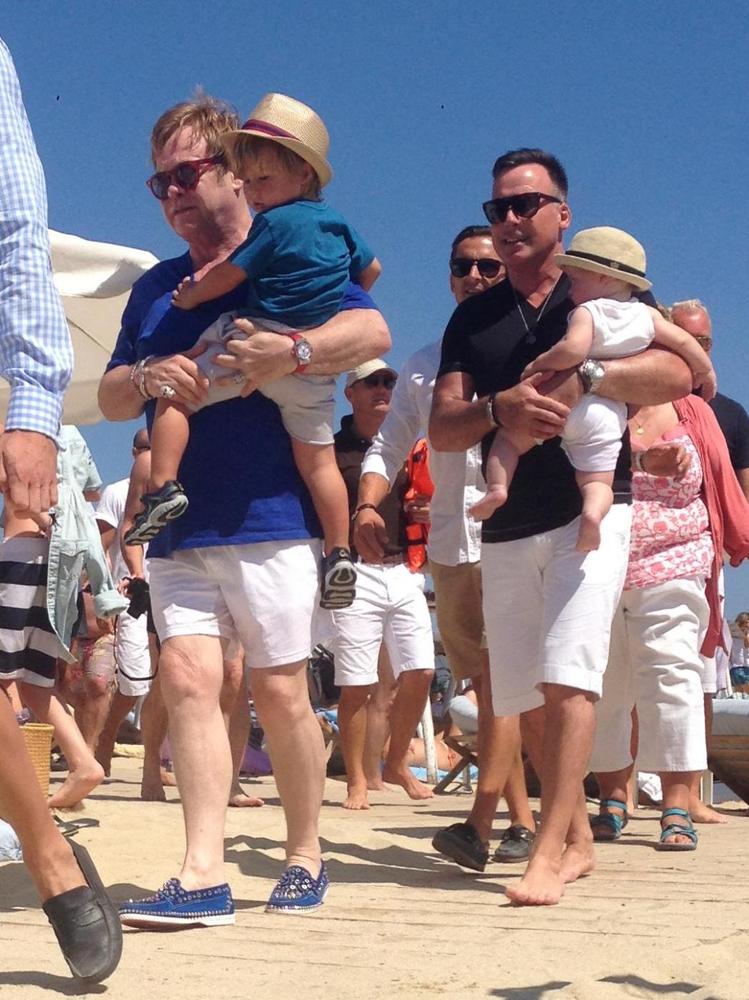Coppie gay con figli, vip e non solo: quando ci sono due mamme o due papà