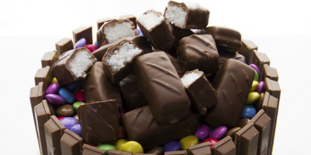 Come preparare una torta con Kit Kat, Bounty e Smarties Come preparare una torta con Kit Kat, Bounty e Smarties