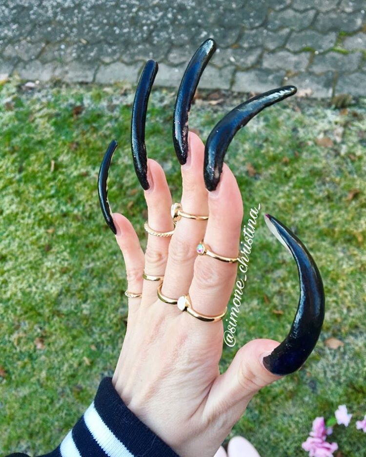 La mia vita da donna con le unghie più lunghe del mondo