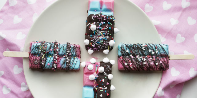 Come realizzare dei coloratissimi gelati glitterosi Come realizzare dei coloratissimi gelati glitterosi