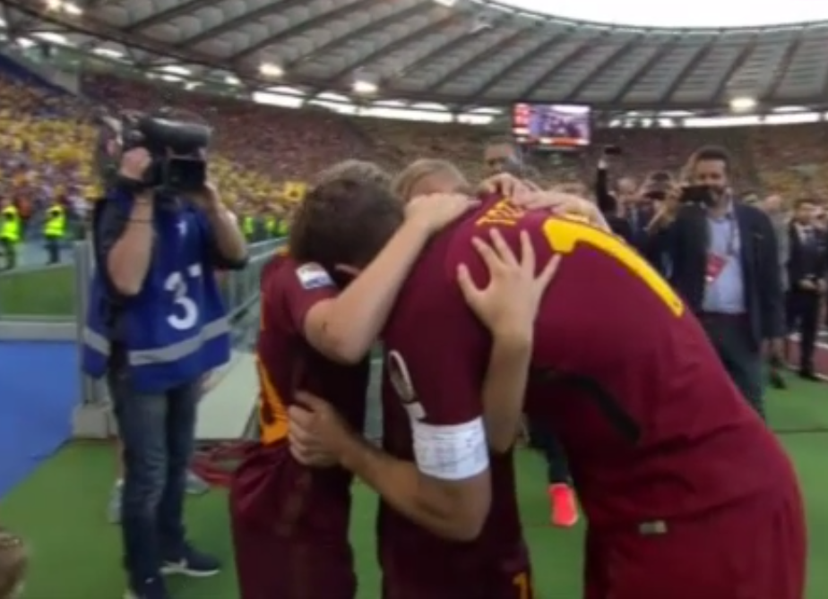 Totti: una storia d'amore lunga 28 anni e tutte le dediche a Ilary "sul campo"