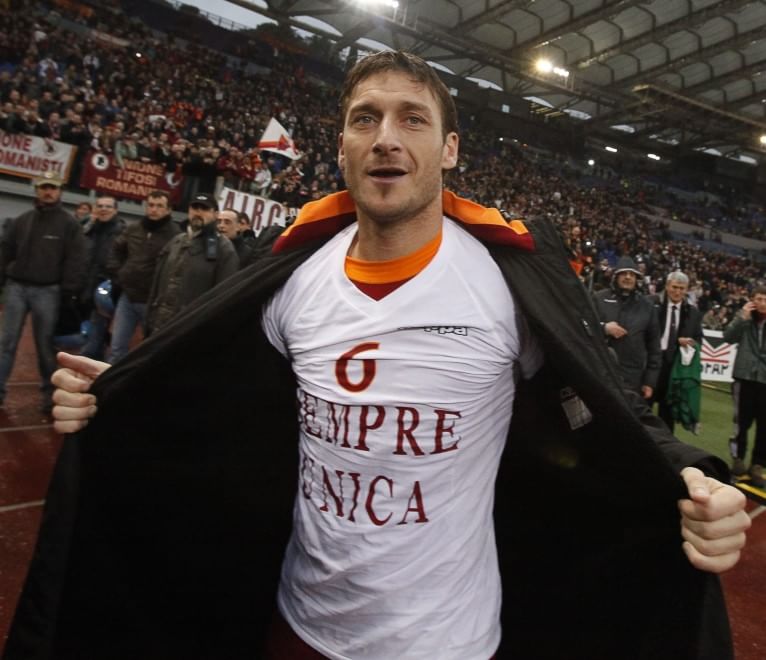 Totti: una storia d'amore lunga 28 anni e tutte le dediche a Ilary "sul campo"