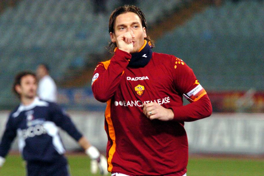 Totti: una storia d'amore lunga 28 anni e tutte le dediche a Ilary "sul campo"