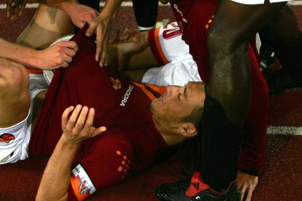 Totti: una storia d'amore lunga 28 anni e tutte le dediche a Ilary "sul campo"