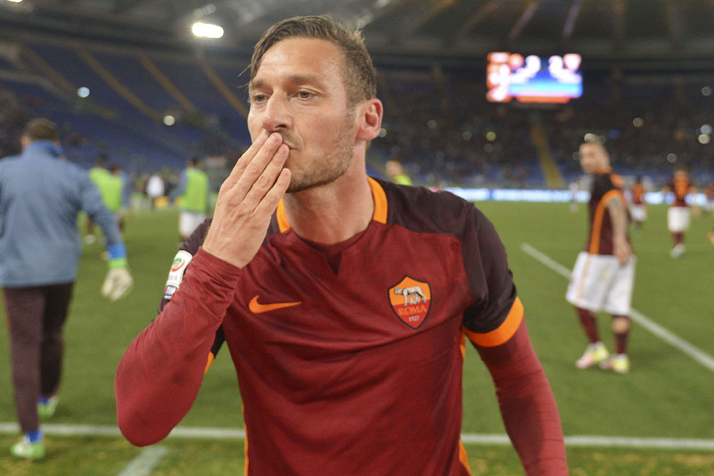 Totti: una storia d'amore lunga 28 anni e tutte le dediche a Ilary "sul campo"
