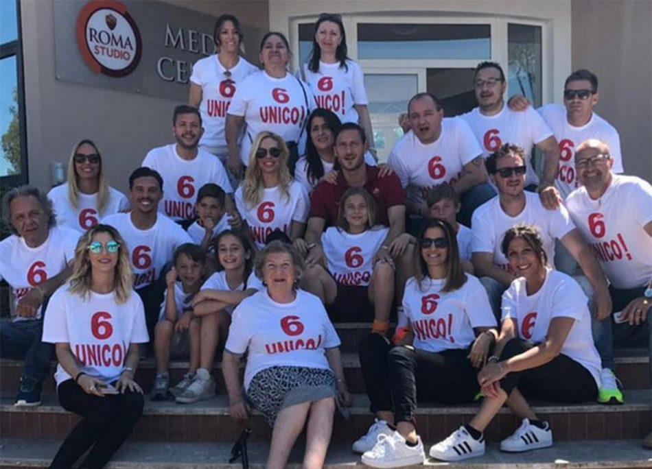 Totti: una storia d'amore lunga 28 anni e tutte le dediche a Ilary "sul campo"