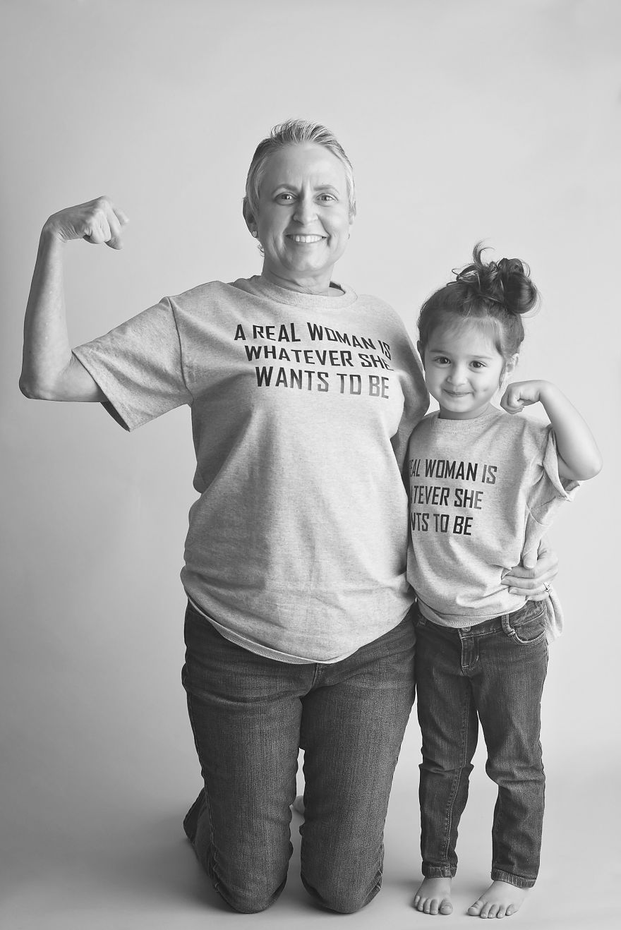 Questa bimba di 3 anni ricrea le foto di donne forti famose