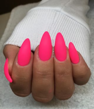 Nail art: altro che greenery, il trend sono le unghie rosa Nail art: altro che greenery, il trend sono le unghie rosa