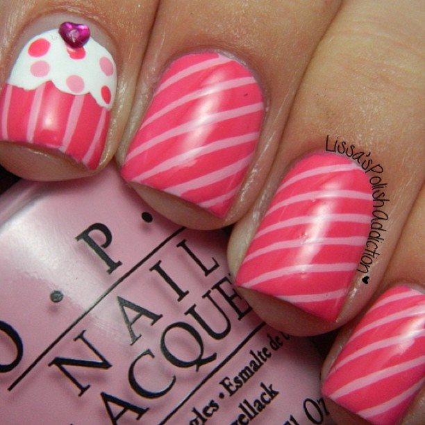 Nail art: altro che greenery, il trend sono le unghie rosa