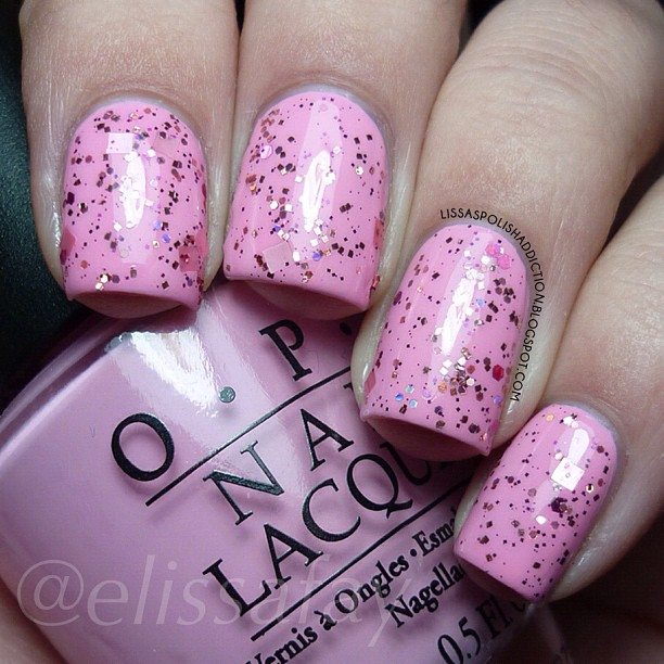 Nail art: altro che greenery, il trend sono le unghie rosa