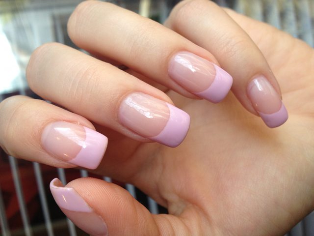 Nail art: altro che greenery, il trend sono le unghie rosa