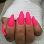 Nail art: altro che greenery, il trend sono le unghie rosa