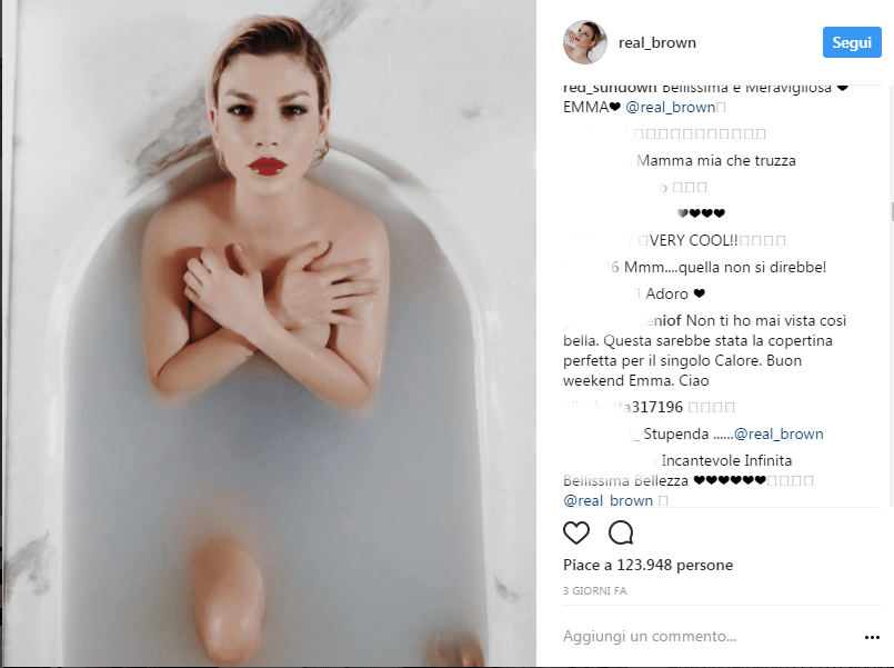 Emma si spoglia e risponde alla signora che le scrive "Truzza, camionista"