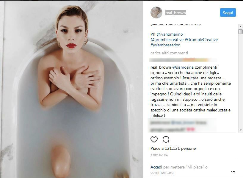 Emma si spoglia e risponde alla signora che le scrive "Truzza, camionista"