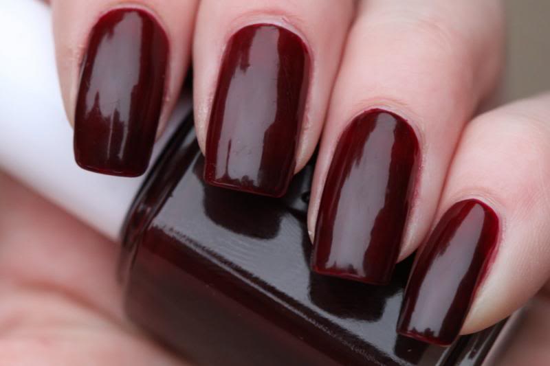 Unghie: bordeaux is the new black