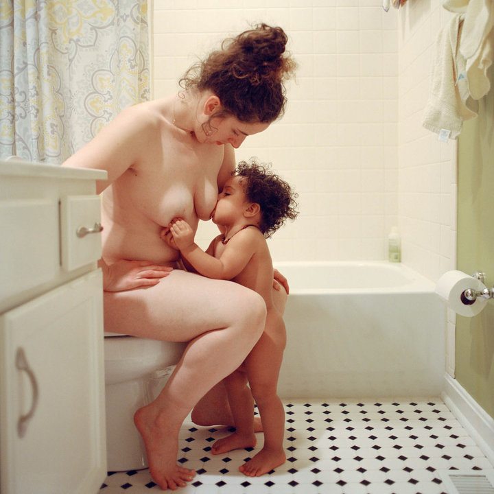 La forza delle mamme: i primi 2 anni di maternità in 14 scatti