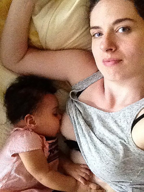 La forza delle mamme: i primi 2 anni di maternità in 14 scatti