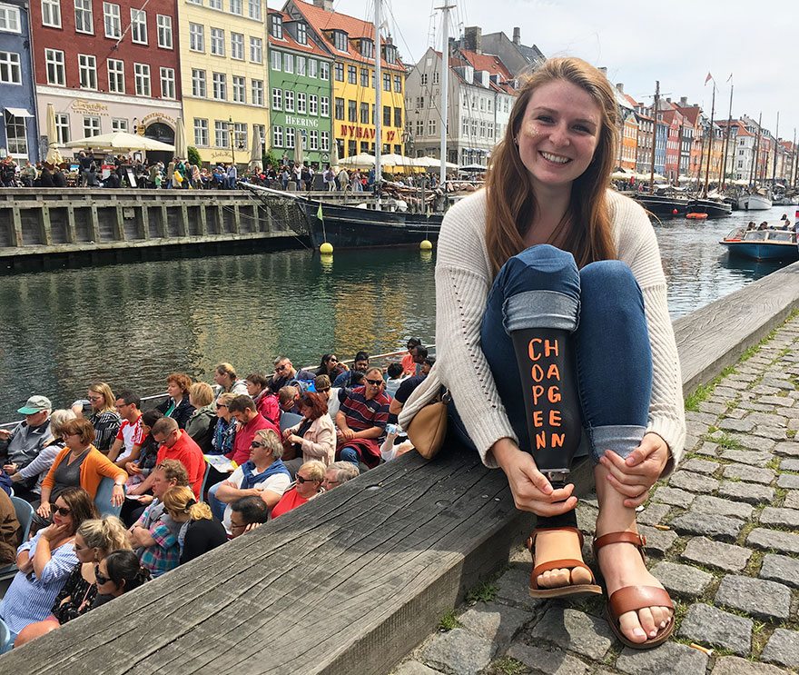 Il giro del mondo di questa ragazza con una protesi alla gamba